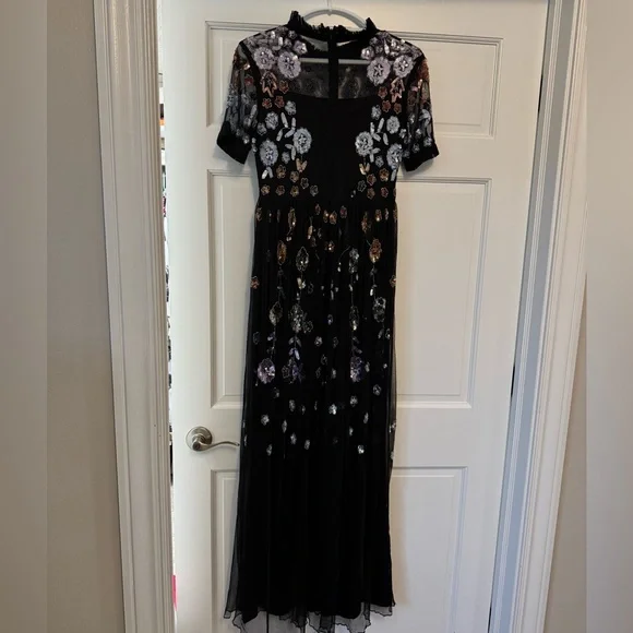 Elegant Black Floral Sequined Formal Dress - Picture 3 of 6